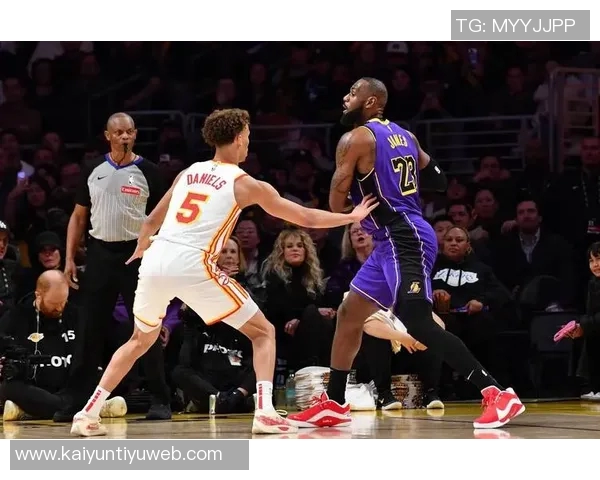 内史密斯表现稳健贡献12分关键时刻三分球助力球队胜利 内史密斯表现稳健贡献12分关键时刻三分球助力球队胜利